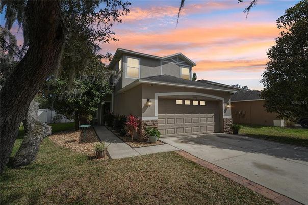 Attached, Exterior, Facade, American Craftsman