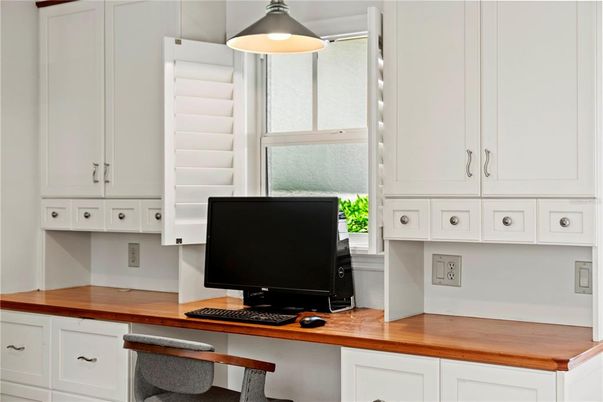 Home Office, Interior