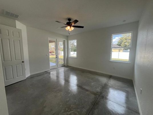 Empty room, Interior