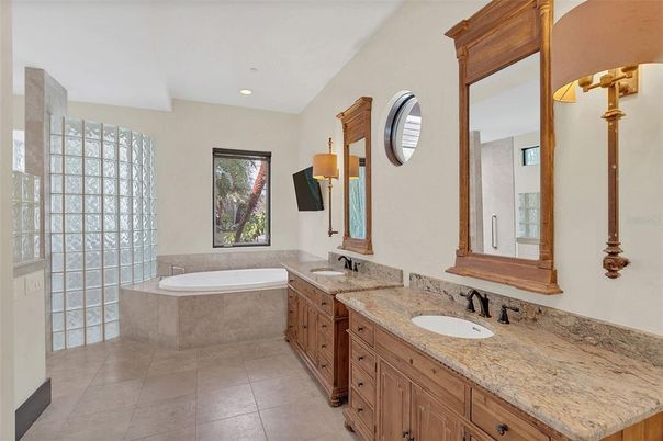 Bathroom, Dual Sink Vanities, Interior, Recessed Lighting