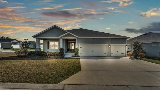 Attached, Exterior, Facade, American Craftsman