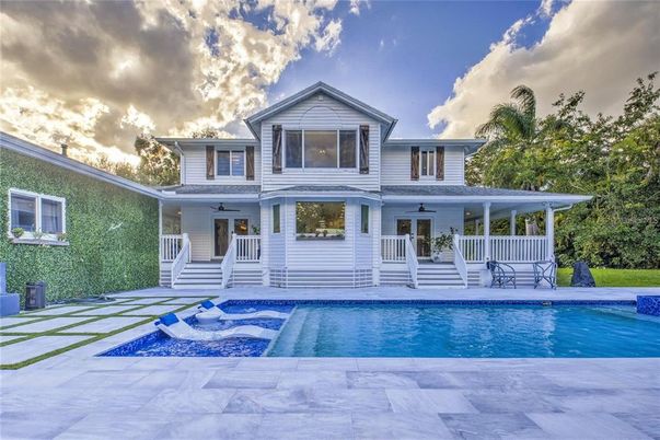 Exterior, Facade, Pool, Farmhouse