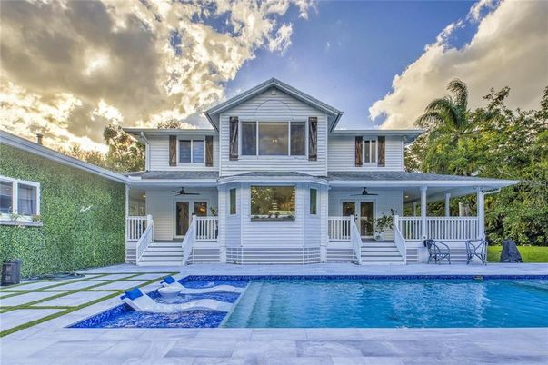 Exterior, Facade, Pool, Farmhouse