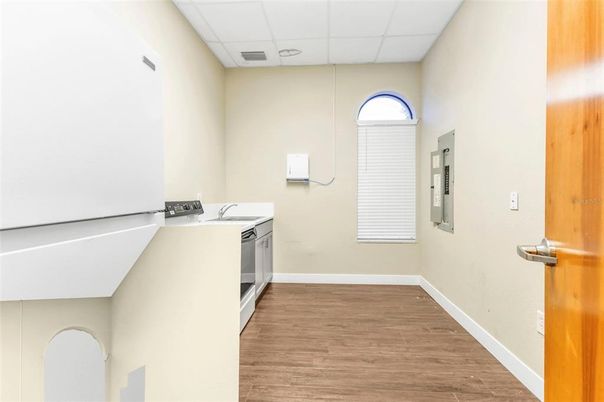 Interior, Recessed Lighting, Washer, Wood Texture Flooring