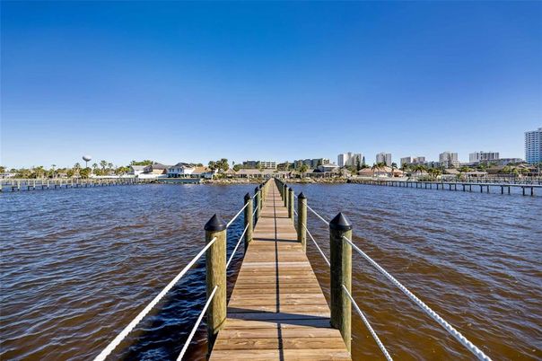 Exterior, Lake