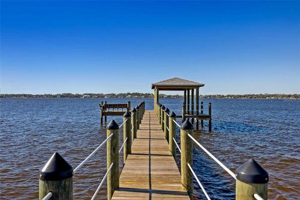 Exterior, Lake