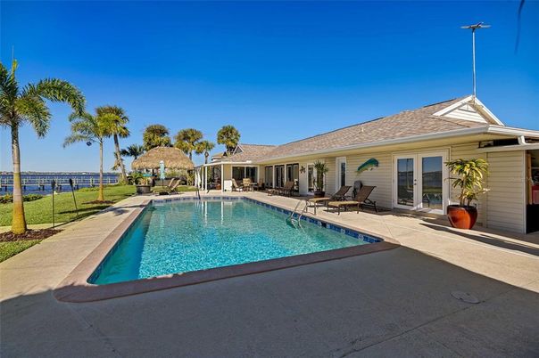 Exterior, Pool