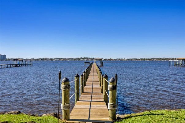 Exterior, Lake