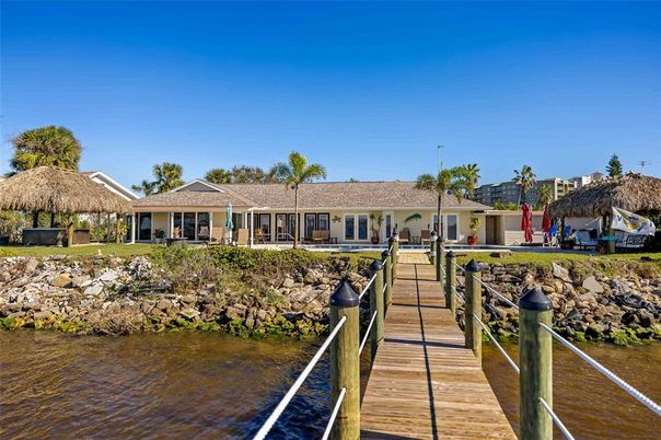 Exterior, Lake