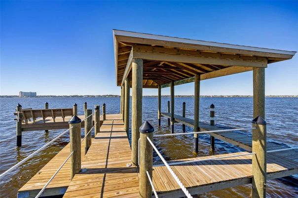 Exterior, Lake
