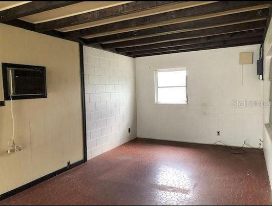 Empty room, Interior, Wooden Beams
