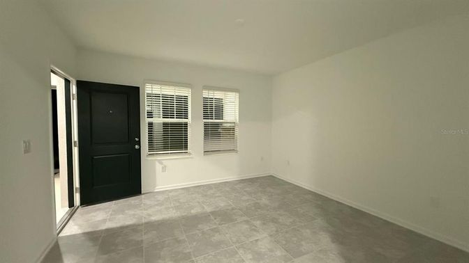 Empty room, Interior