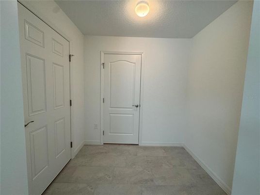 Empty room, Interior