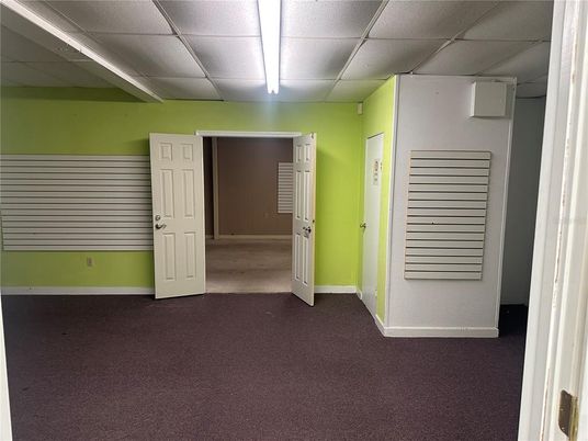 Empty room, Interior
