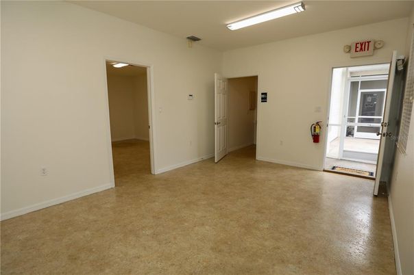 Empty room, Interior