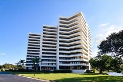 Exterior, Facade, Condo Building