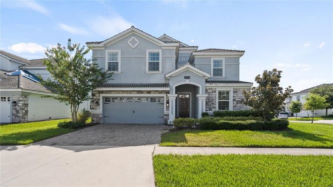 Attached, Exterior, Facade, Mediterranean