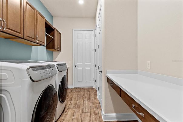 Interior, Recessed Lighting, Washer, Wood Texture Flooring