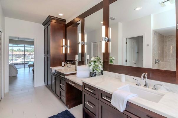 Bathroom, Dual Sink Vanities, Interior, Recessed Lighting