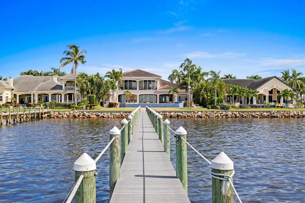 Exterior, Lake