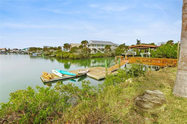 Exterior, Lake