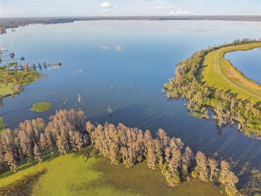 Exterior, Lake
