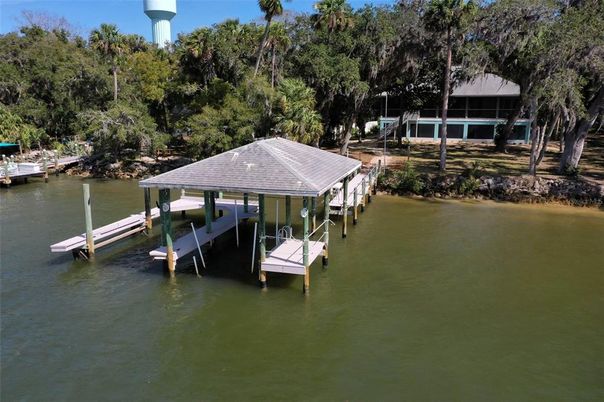 Exterior, Lake