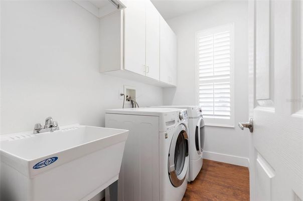 Interior, Washer, Wood Texture Flooring