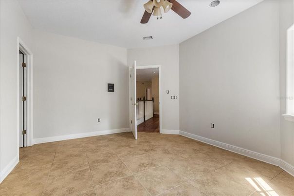 Empty room, Interior