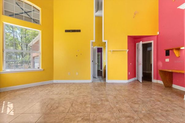 Empty room, Interior