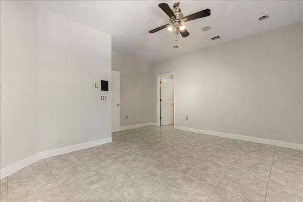 Empty room, Interior