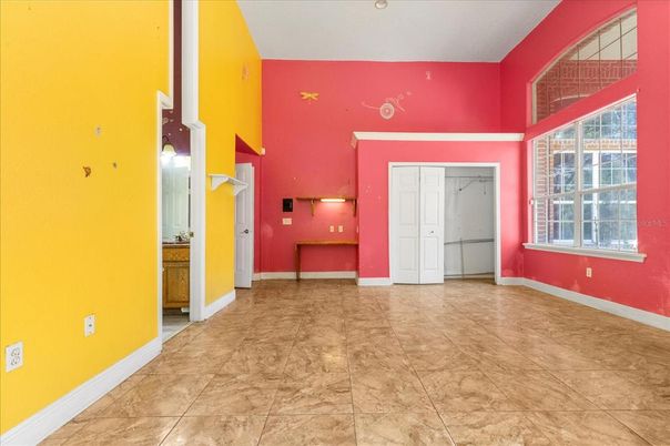Empty room, Interior