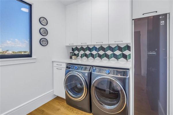 Interior, Washer, Wood Texture Flooring