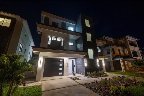 Exterior, Facade, Modern