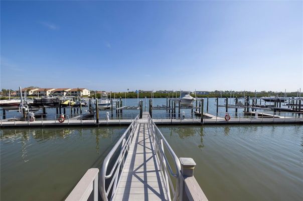 Exterior, Lake