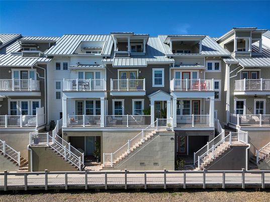 Exterior, Facade, Rowhouse