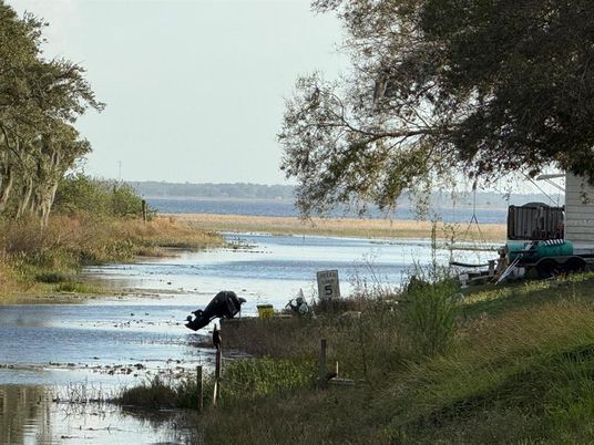 Exterior, Lake