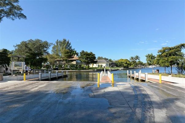 Exterior, Lake