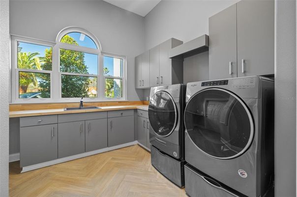 Interior, Washer, Wood Texture Flooring