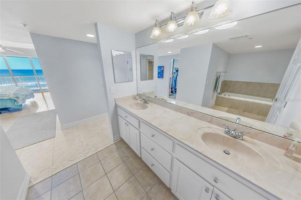 Bathroom, Dual Sink Vanities, Interior, Recessed Lighting