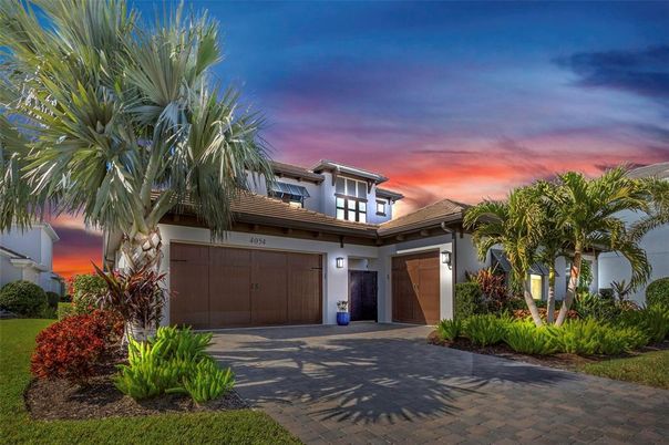 Attached, Exterior, Facade, Mediterranean