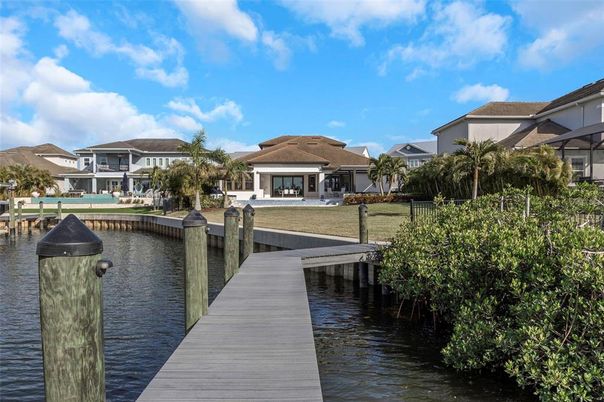 Exterior, Lake