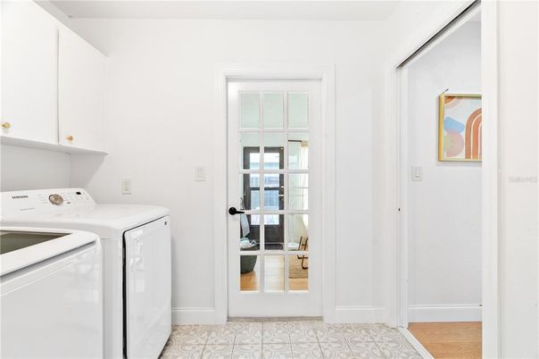 Interior, Washer, Wood Texture Flooring