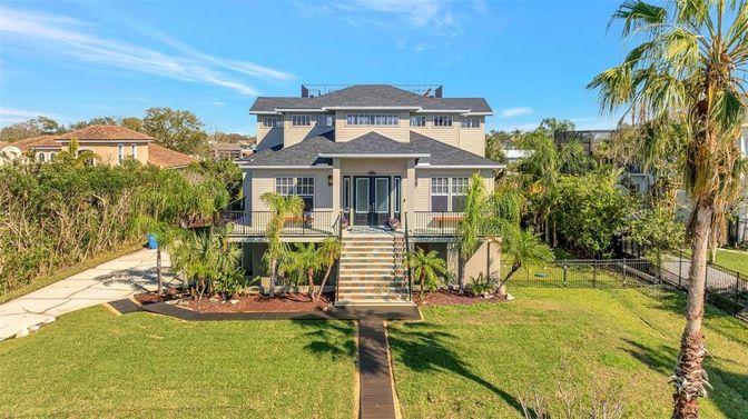 Backyard, Exterior, Facade, American Foursquare