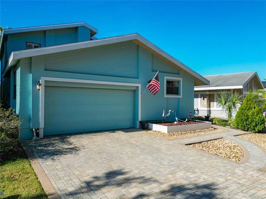 Attached, Exterior, Facade, American Craftsman