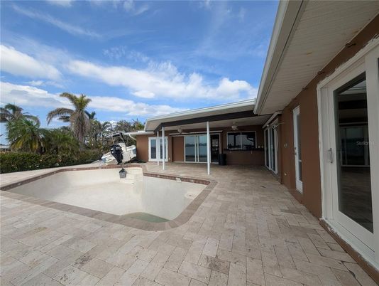 Exterior, Pool