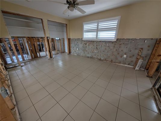 Empty room, Interior