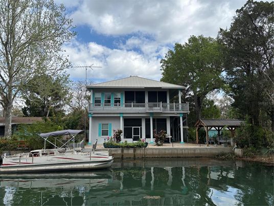 Exterior, Facade, Lake, Modern