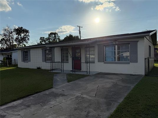 Exterior, Facade, Ranch