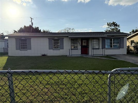 Exterior, Facade, Ranch